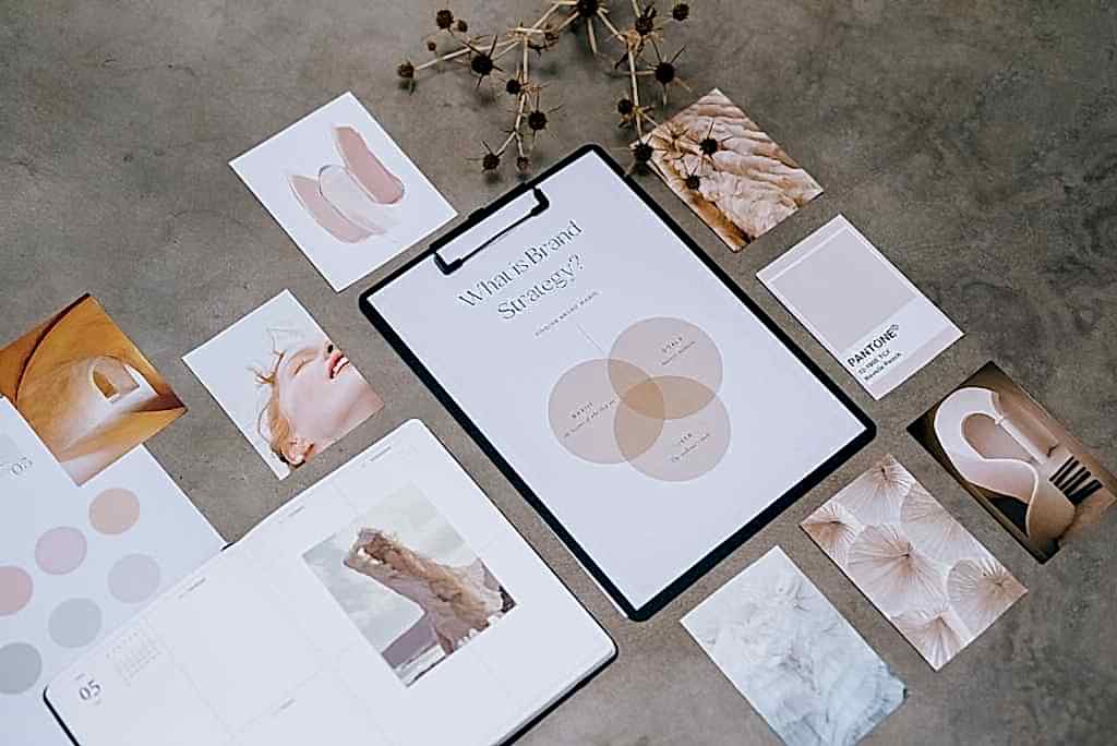 Flat lay of a minimalist brand strategy moodboard on a concrete surface. Bakı kurumsal kimlik tasarimi