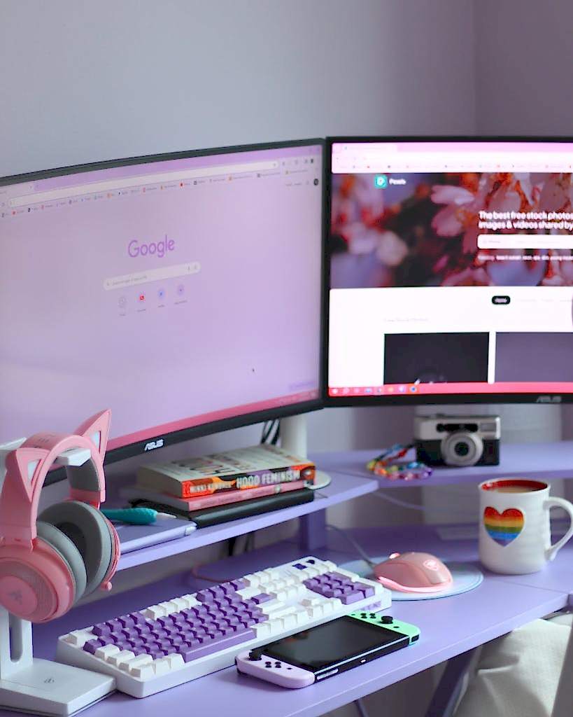 Stylish desk setup with dual monitors, keyboard, headphones, and cozy decor for tech enthusiasts. Bakı Google Ads Reklam Yönetimi Ajansi